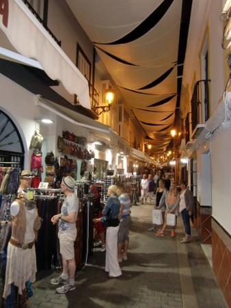 Nerja centrum med mysig shopping